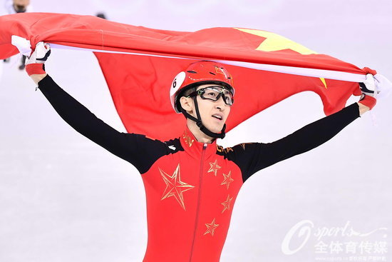 武大靖賽后披國(guó)旗慶祝勝利。
